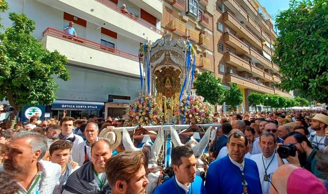 El simpecado de la Hermandad de Huelva a su llegada a la Iglesia de la Concepción.