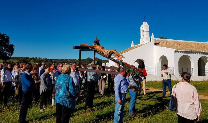 El viacrucis del Cristo de los Vaqueros se lleva a cabo en el entorno de la ermita de Escardiel (Foto: Francisco J. Domínguez)