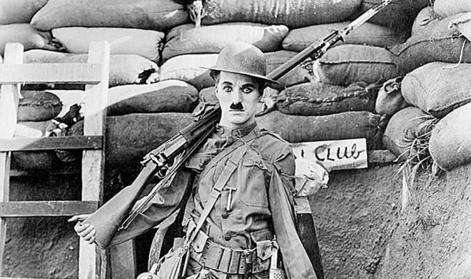 Una fotografía del rodaje de ‘Armas al hombro’ una sátira sobre la guerra interpretada por Chaplin. 