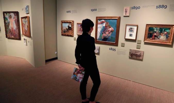 Una joven observa algunos de los cuadros que forman parte de la exposición ‘Sorolla. Tierra adentro’. / EFE