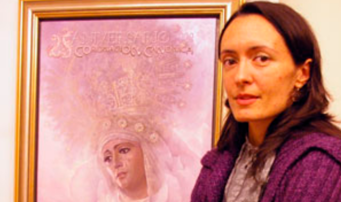Isabel Sola ante su cartel de la Esperanza de Triana