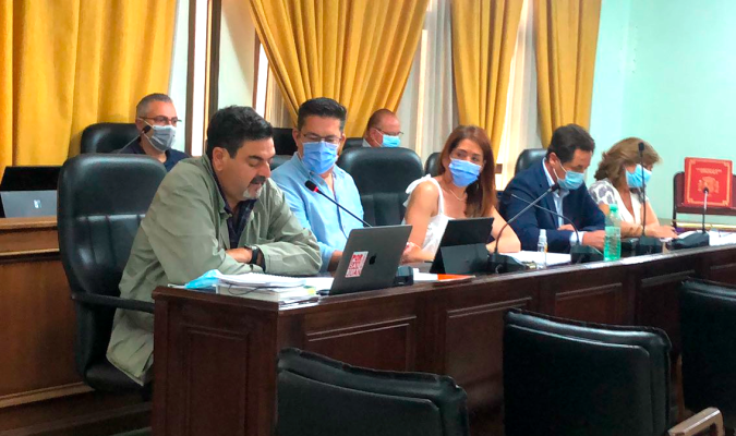 El concejal denunciado lee el escrito de Fiscalía en el Pleno de este miércoles / Ayuntamiento de San Juan de Aznalfarache.