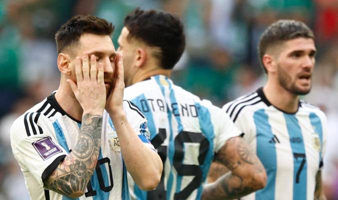 Lionel Messi de Argentina reacciona hoy, en un partido de la fase de grupos del Mundial de Fútbol Qatar 2022 entre Argentina y Arabia Saudita en el estadio de Lusail (Catar). EFE/ Rodrigo Jiménez