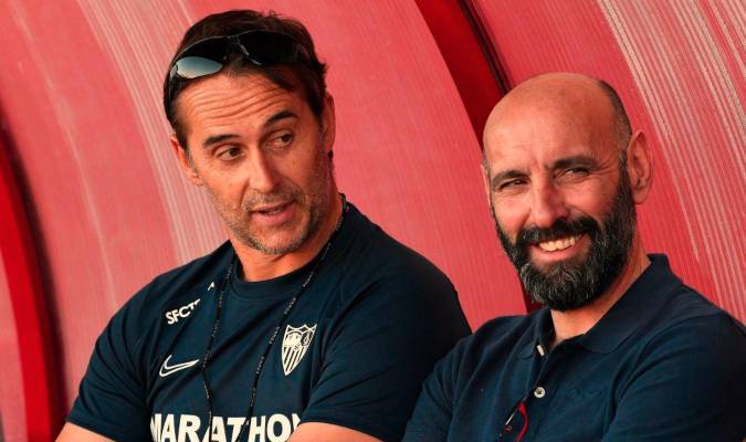 El nuevo entrenador del Sevilla, Julen Lopetegui, junto al director deportivo sevillista, Monchi. / SFC