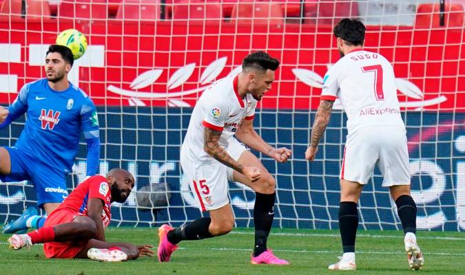 El Sevilla sigue luchando por la Liga pese a un final esperpéntico (2-1)
