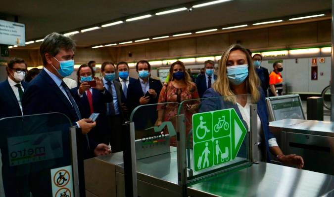 La consejera Marifran Carazo prueba la tarjeta sin contacto en el metro de Sevilla. / E.P.