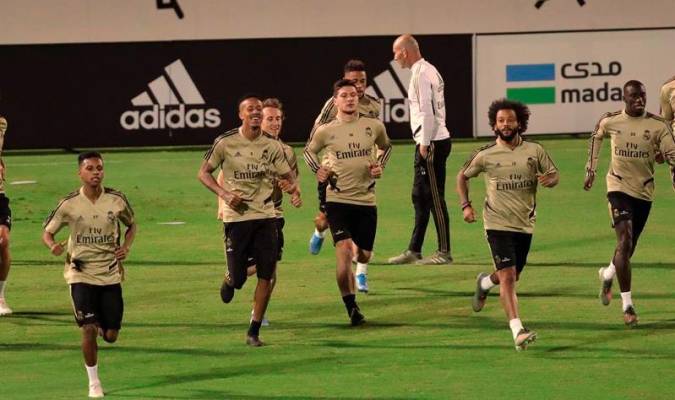 Los jugadores del Real Madrid participan en un entrenamiento previo al partido que enfrentará al club blanco y al Valencia. / EFE