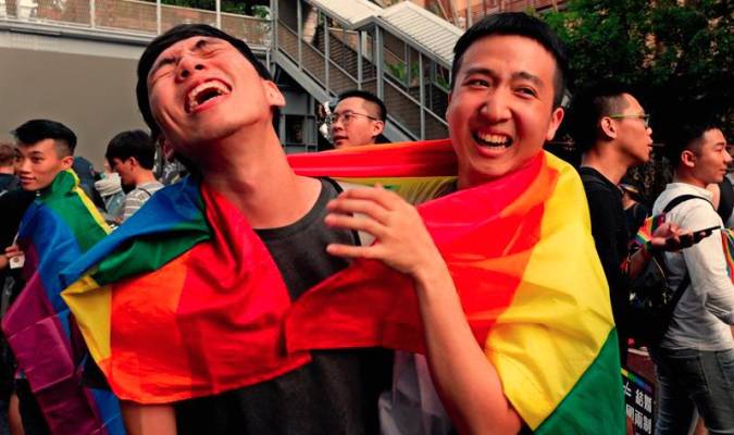 Simpatizantes del colectivo homosexual se concentran a las puertas del Parlamento durante el debate sobre la legalización del matrimonio gay en Taiwán. / EFE