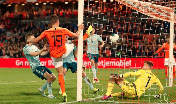 De Jong anotó el segundo gol de su selección en la victoria ante Irlanda del Norte. / EFE