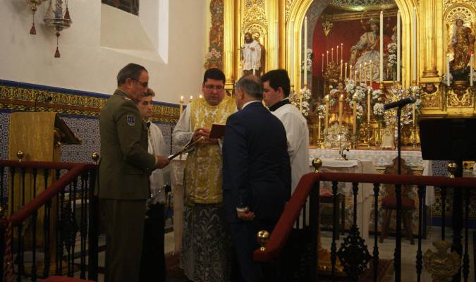 El momento de la donación del bastón de mando en la capilla de la calle Amparo. Fotos: El Correo.