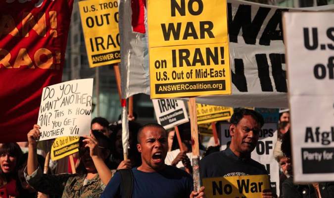 Manifestantes se reúnen en la Plaza Pershing en oposición a cualquier participación militar de Estados Unidos en el Medio Oriente. / EFE