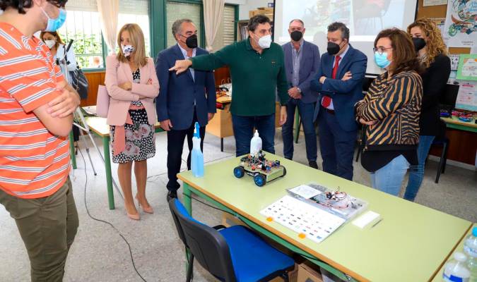 Presentación del proyecto de Robótica Móvil de los alumnos del IES San José de La Rinconada ante el alcalde rinconero y representantes de la Junta de Andalucía (Foto: Delegación territorial de Educación)