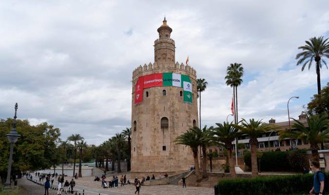 La Torre del Oro de Sevilla se viste con la bufanda del 'Gran Derbi'.