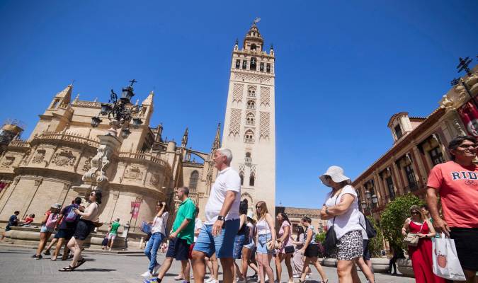 Turistas junto a la Catedral de Sevilla.