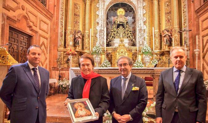 Momento de la visita del cantante a la basílica de la Macarena. Foto: Emilio Sáenz.