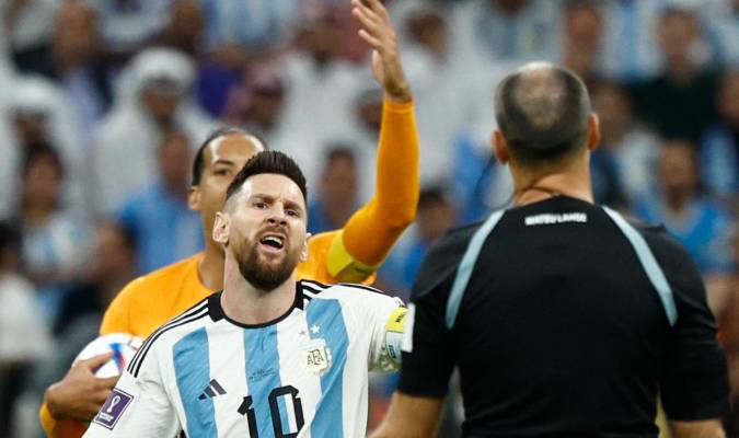 Lionel Messi de Argentina reclama a el árbitro español Antonio Mateu hoy, en el partido de los cuartos de final del Mundial de Fútbol Qatar 2022 entre Países Bajos y Argentina. EFE/ Rodrigo Jiménez
