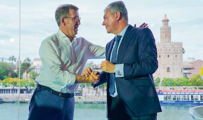 El presidente del PP, Alberto Núñez Feijóo, saluda a José Luis Sanz, alcalde electo de Sevilla, este martes. / Francisco J. Olmo - Europa Press