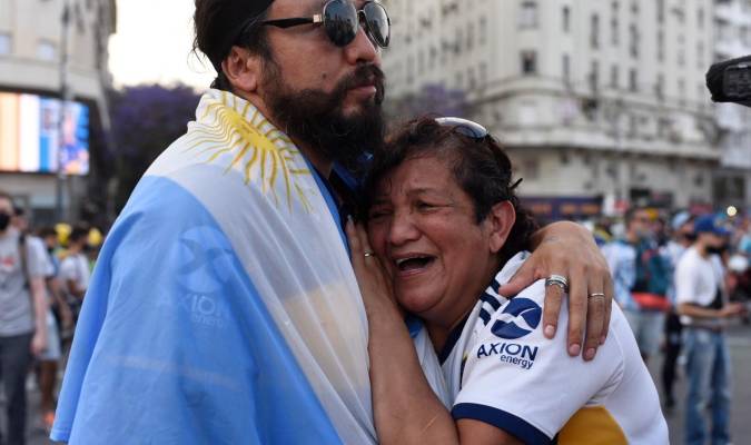Un emotivo aplauso marcó el comienzo del adiós a Maradona