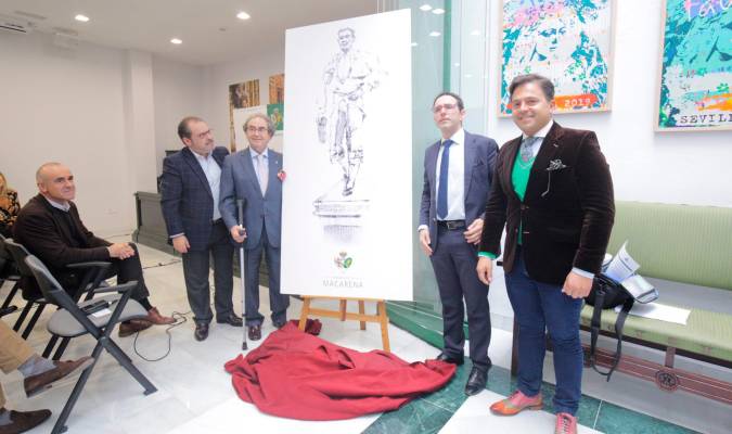 El escultor Manuel Martín Nieto junto al hermano mayor de la Macarena junto al primer boceto de su obra a finales de 2019.