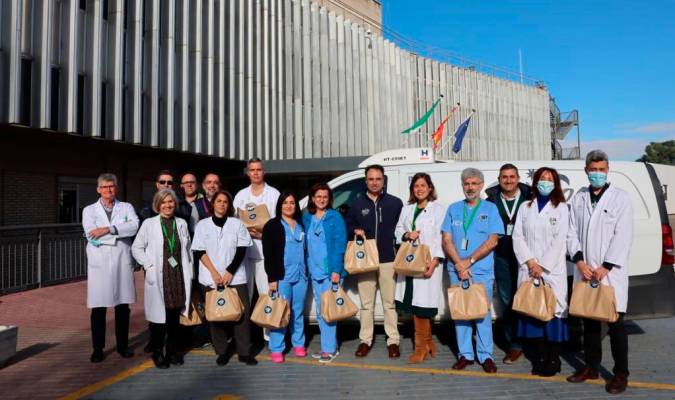Regala cien menús gourmet a los sanitarios de Valme por el trato a un familiar hospitalizado
