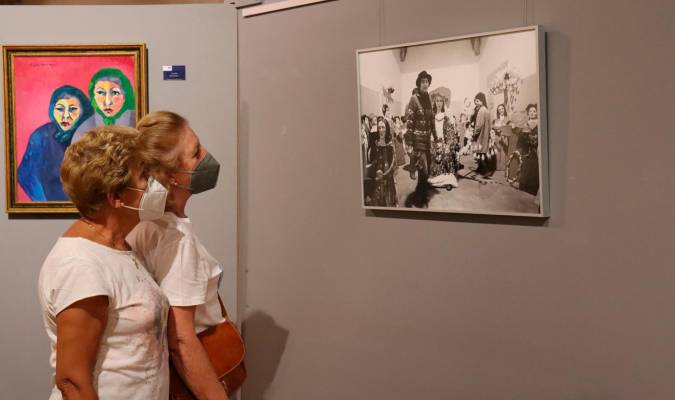 Dos mujeres contemplan una de las fotografías expuesta en el Centro de Interpretación Ocaña Cantillana (Foto: Ayuntamiento de Cantillana)