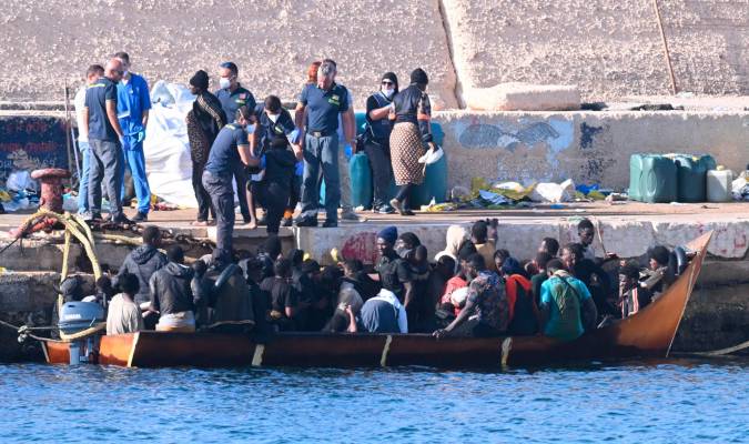Pierde a su hijo tras dar a luz en una barcaza en el Mediterráneo