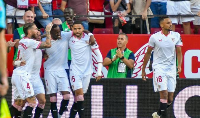 Los jugadores del Sevilla celebran el primer gol del equipo sevillista durante el encuentro correspondiente a la quinta jornada de primera división disputado frente a Las Palmas en el estadio Sánchez Pizjuán, en la capital andaluza. EFE/ Raúl Caro.