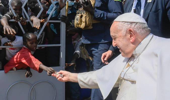 El Vaticano publica una «foto símbolo del viaje» del papa a Sudán