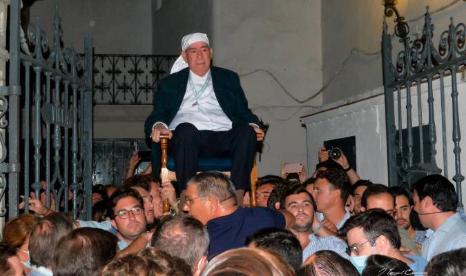 El ‘Viejo’ de Lora del Río, Juan Palomar, salió portado sobre la silla gestatoria para pedir la Venida de la Virgen de Setefilla (Foto: José Ángel Espinosa).