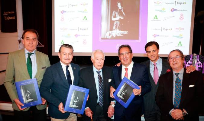 Los autores junto a Curro Romero, el consejero Sanz, Pulido y Manuel Ruiz Rojas de la Caja Rural