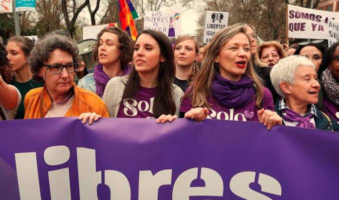 La ministra de Igualdad, Irene Montero (2i), en la manifestación por el Día de la Mujer en Madrid. / Efe