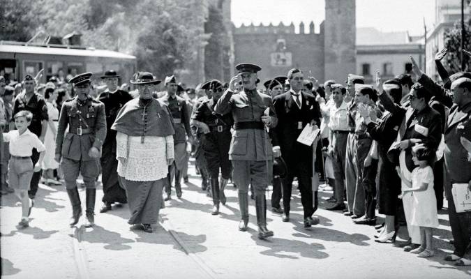 Queipo inaugura la Feria del Libro Alemán en la Plaza del Triunfo en 1938.