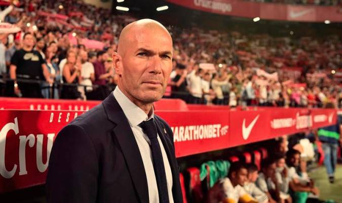 El entrenador del Real Madrid, el francés Zinedine Zidane, en el partido ante el Sevilla. / EFE