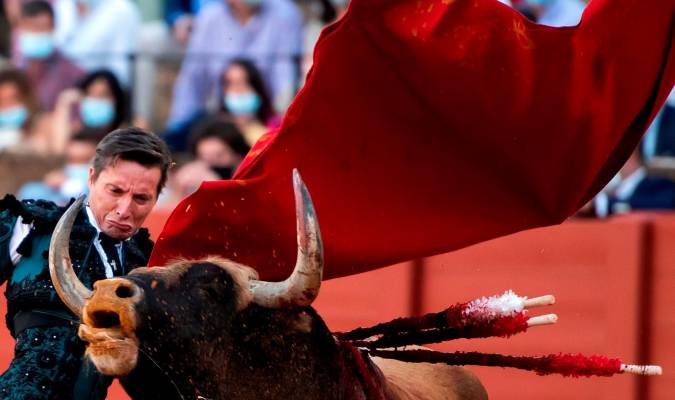El diestro Diego Urdiales con su segundo toro. EFE/Raúl Caro