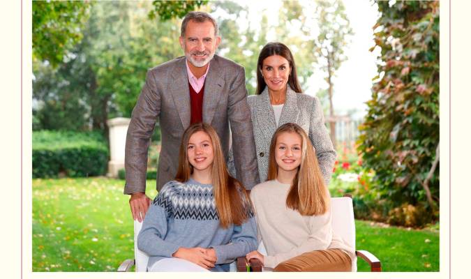 Felicitación navideña de los reyes de España don Felipe VI y doña Letizia, en la que aparecen junto a sus hijas, la princesa de Asturias Leonor y la infanta Sofía de Borbón. / EFE
