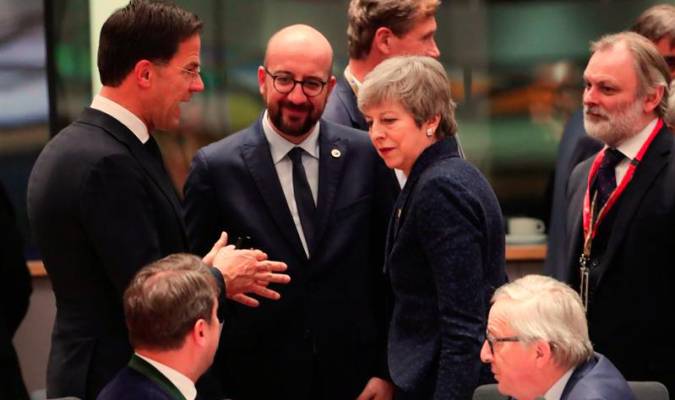 La primera ministra británica, Theresa May, conversa con el primer ministro de Holanda, Mark Rutte, y con su homólogo bélgica, Charles Michel. / EFE