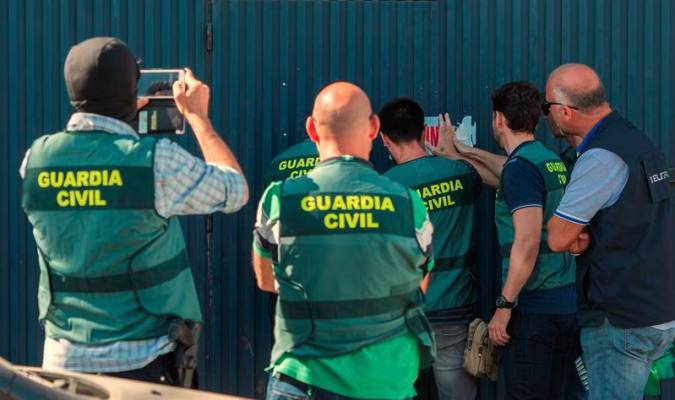 Agentes de la de la Guardia Civil a las puertas de las dependencias de Magrudis. / EFE
