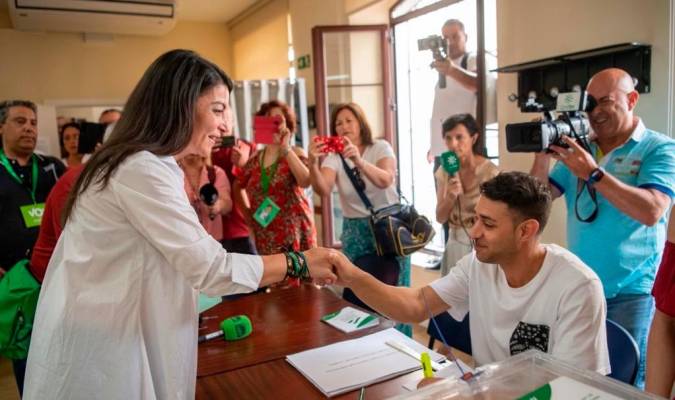 Macarena Olona ejercer su derecho al voto, este domingo, en Salobreña (Granada).
