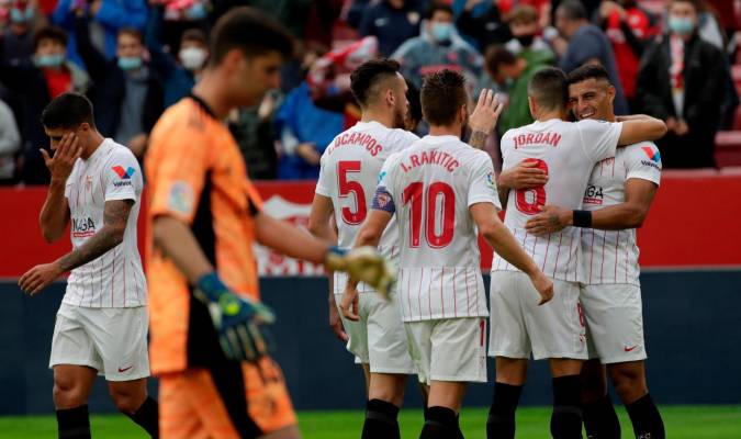 El defensa argentino del Sevilla Diego Carlos (i), celebra su gol contra Osasuna. EFE/Julio Muñoz
