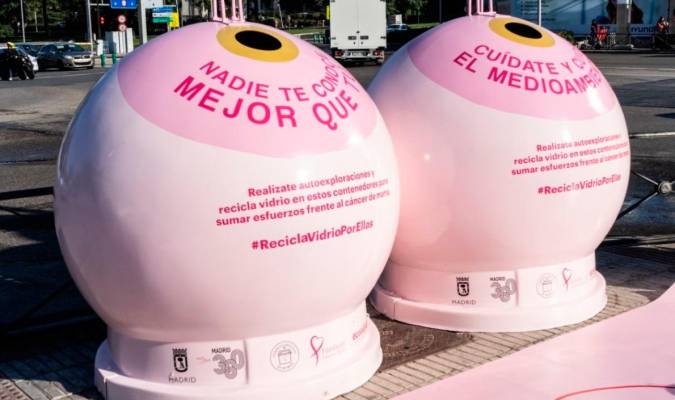 Un total de 22 contenedores rosas conciencian sobre el reciclaje de vidrio y la prevención del cáncer de mama en Córdoba.