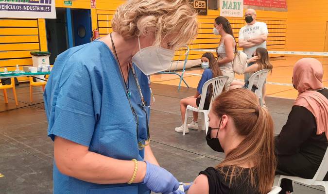 Una enfermera administra una vacuna contra el covid-19.