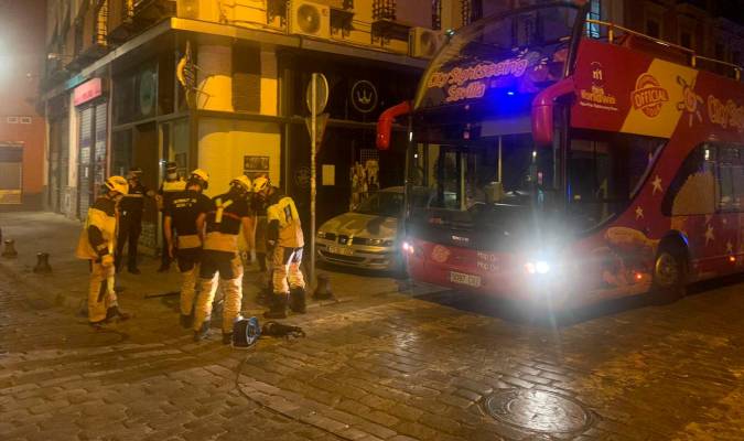 Un bus turístico choca contra un edificio de la calle Feria