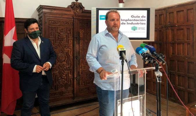 Álvaro Aranda se postula como candidato del PP a la alcaldía de Lora del Río
