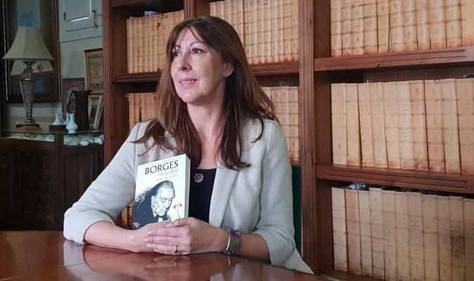 La escritora argentina Claudia Capel en la hemeroteca de El Correo de Andalucía.