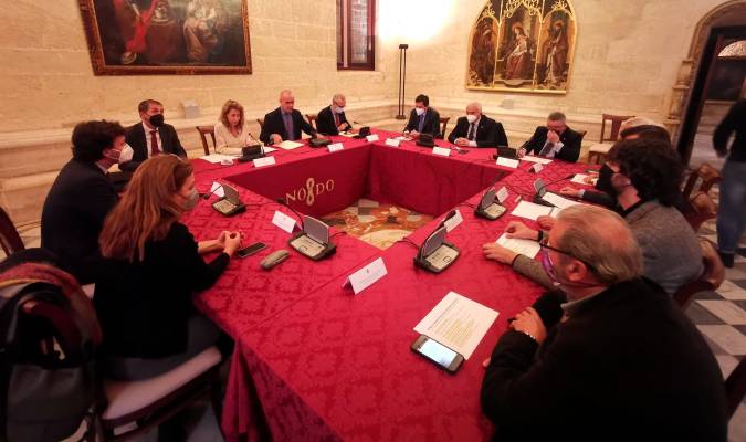 El alcalde de Sevilla, Antonio Muñoz, y la ministra de Transportes, Raquel Sánchez, en el encuentro que han mantenido en el Ayuntamiento con agentes económicos y sociales.