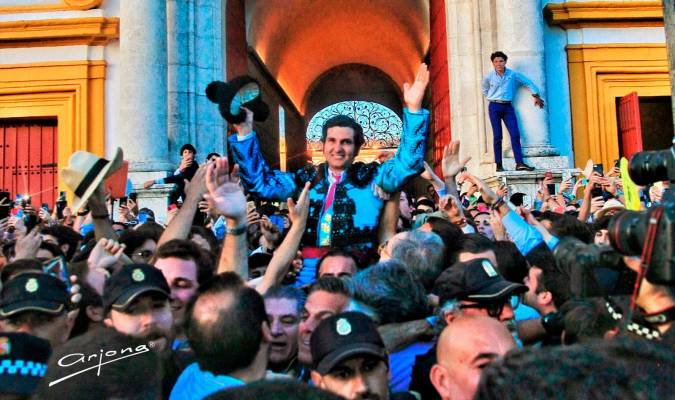Morante, a hombros de la muchedumbre, abrió su segunda Puerta del Príncipe. Foto: Arjona
