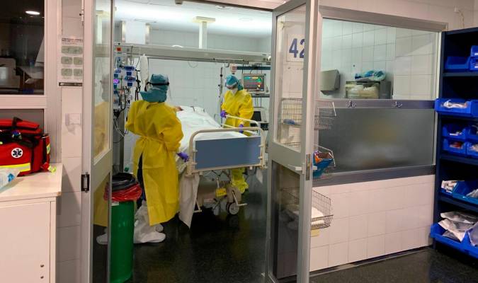 Andalucía baja cinco hospitalizados hasta 1.588
