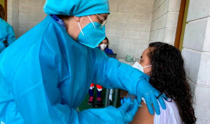Una mujer recibe una dosis de la vacuna contra el coronavirus en Córdoba.