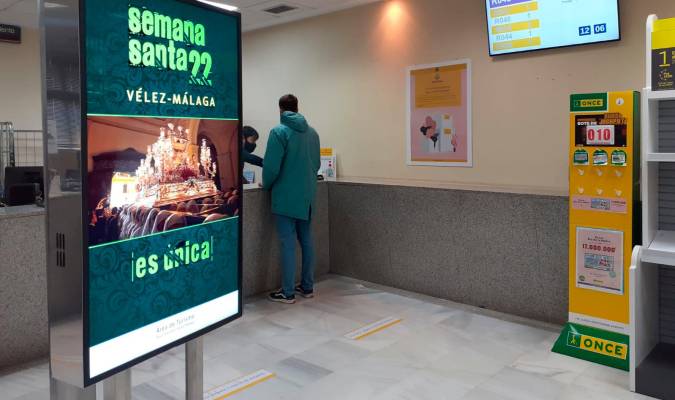 La Semana Santa de Vélez-Málaga se promociona en oficinas de Correos 