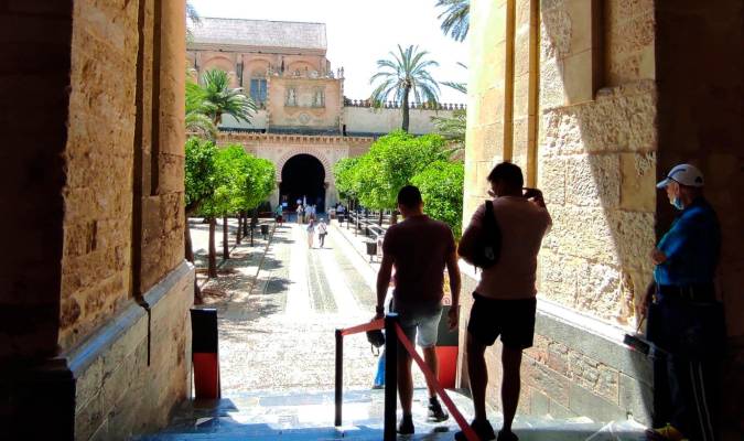 Turistas accediendo al Patio de los Naranjos de la Mezquita-Catedral de Córdoba./ Europa press